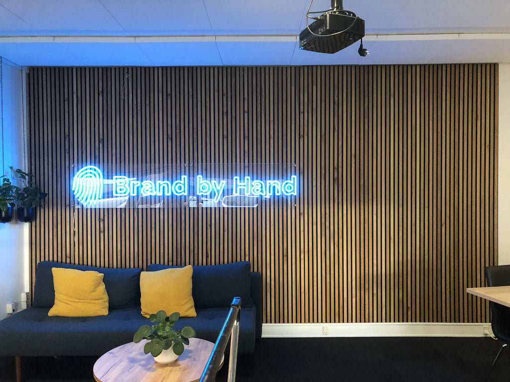 Los paneles de madera y el neón LED combinan a la perfección