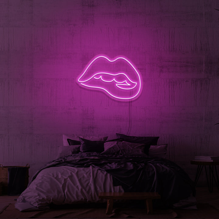 RÓTULO DE NEÓN "MORDIENDO LABIOS"
