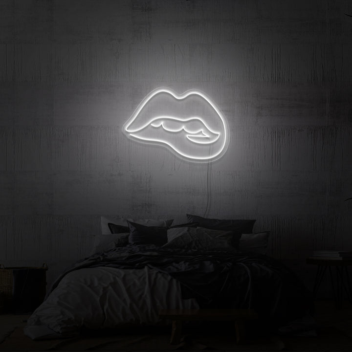 RÓTULO DE NEÓN "MORDIENDO LABIOS"